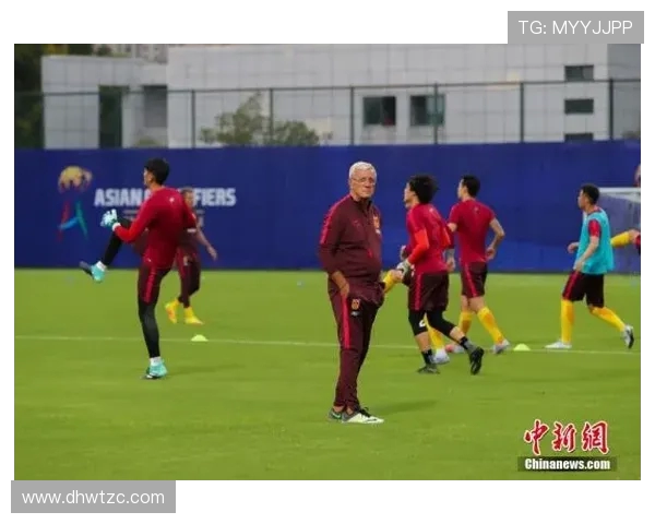 达尼洛的足球旅程与成长故事：从青涩少年到场上明星的蜕变之路